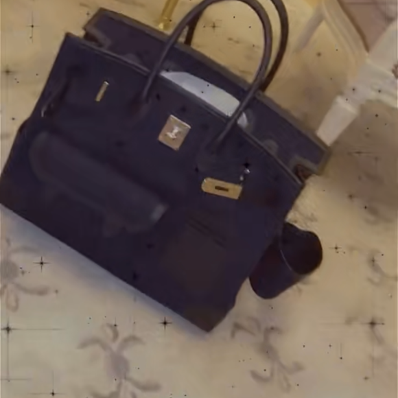 Nabilla et Thomas Vergara célèbrent la Saint-Valentin à Paris. Après une balade en bateau romantique, la maman de Milann a été gâtée : elle a reçu deux sacs Hermès !