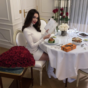 Nabilla et Thomas Vergara célèbrent la Saint-Valentin à Paris. Après une balade en bateau romantique, la maman de Milann a été gâtée : elle a reçu deux sacs Hermès !
