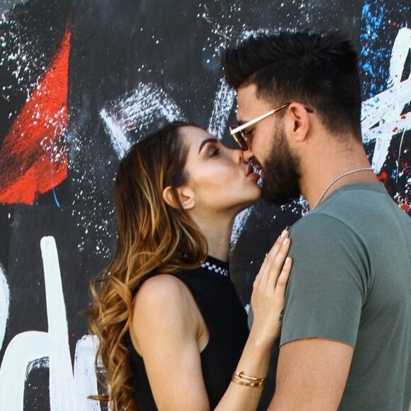 Nabilla Benattia et son compagnon Thomas Vergara s'embrassent et posent en couple contre des murs tagués pour un photoshoot à Miami, le 13 mars 2018