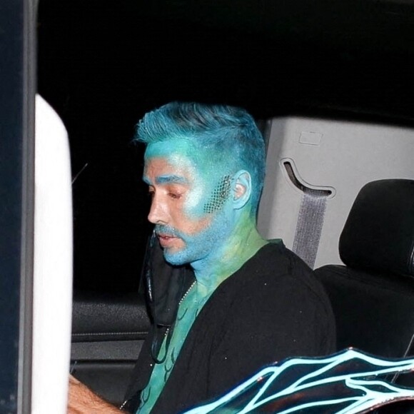 Paris Hilton et son compagnon Carter Reum sont déguisés et quittent une fête d'Halloween à Los Angeles le 1er novembre 2020.