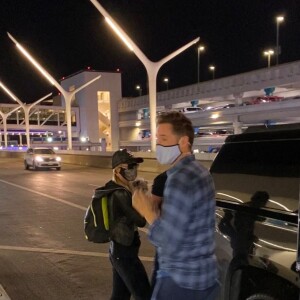 Exclusif - Paris Hilton et son compagnon Carter Reum arrivent à l'aéroport de LAX à Los Angeles pendant l'épidémie de coronavirus (Covid-19), le 29 octobre 2020