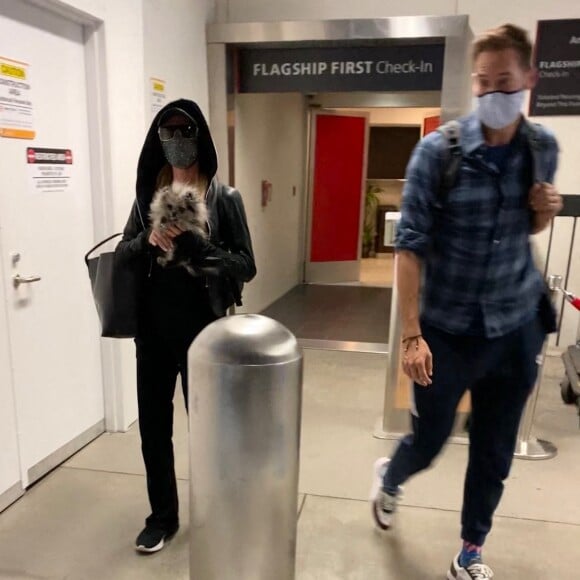 Exclusif - Paris Hilton et son compagnon Carter Reum arrivent à l'aéroport de LAX à Los Angeles pendant l'épidémie de coronavirus (Covid-19), le 29 octobre 2020