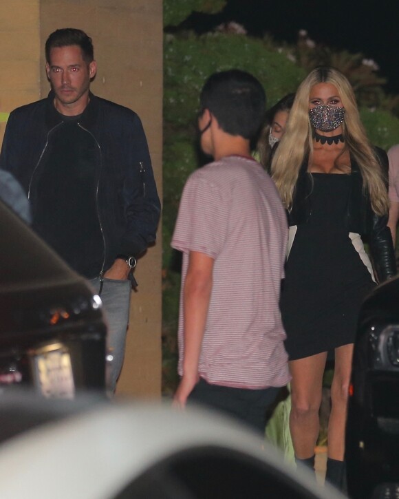 Paris Hilton est allée diner avec son compagnon Carter Reum au restaurant Nobu à Los Angeles. Son ex compagnon S. Niarchos III était aussi de sortie dans le même restaurant. Paris porte un masque de protection à paillettes assorti à ses mitaines! Le 26 septembre 2020