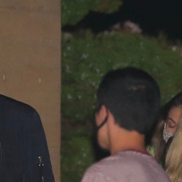Paris Hilton est allée diner avec son compagnon Carter Reum au restaurant Nobu à Los Angeles. Son ex compagnon S. Niarchos III était aussi de sortie dans le même restaurant. Paris porte un masque de protection à paillettes assorti à ses mitaines! Le 26 septembre 2020
