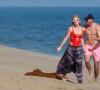 Exclusif - Paris Hilton passe une journée romantique avec son compagnon Carter Reum et son nouveau petit chien sur la plage de Malibu à Los Angeles