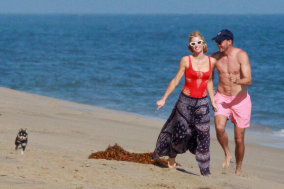 Exclusif - Paris Hilton passe une journée romantique avec son compagnon Carter Reum et son nouveau petit chien sur la plage de Malibu à Los Angeles
