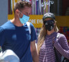 Paris Hilton et son compagnon Carter Reum font leurs courses en BMW à Los Angeles, le 3 juillet 2020. Ils portent des masques pour se protéger de l'épidémie de Coronavirus (COVID-19).