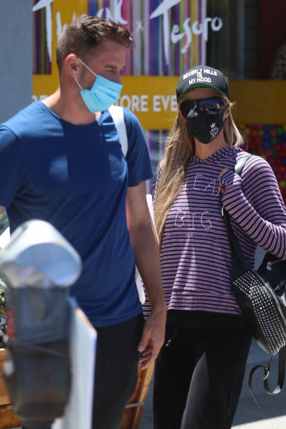 Paris Hilton et son compagnon Carter Reum font leurs courses en BMW à Los Angeles, le 3 juillet 2020. Ils portent des masques pour se protéger de l'épidémie de Coronavirus (COVID-19).