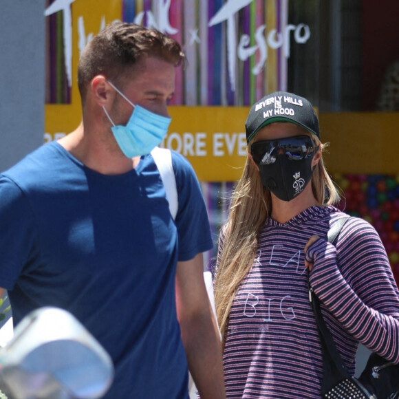 Paris Hilton et son compagnon Carter Reum font leurs courses en BMW à Los Angeles, le 3 juillet 2020. Ils portent des masques pour se protéger de l'épidémie de Coronavirus (COVID-19).