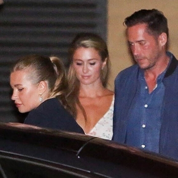 Paris Hilton et son compagnon Carter Reum sortent du restaurant Nobu après un dîner romantique en amoureux à Malibu, le 27 juin 2020.