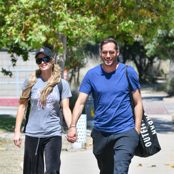 Exclusif - Tendrement enlacés, Paris Hilton et son compagnon Carter Reum s'embrassent pendant leur déjeuner romantique à Malibu, le 7 juin 2020.