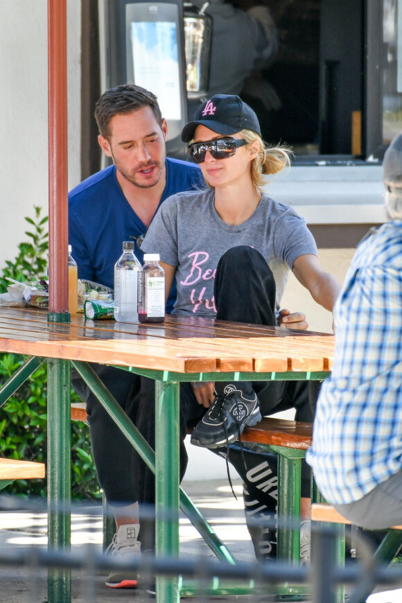 Exclusif - Tendrement enlacés, Paris Hilton et son compagnon Carter Reum s'embrassent pendant leur déjeuner romantique à Malibu, le 7 juin 2020.