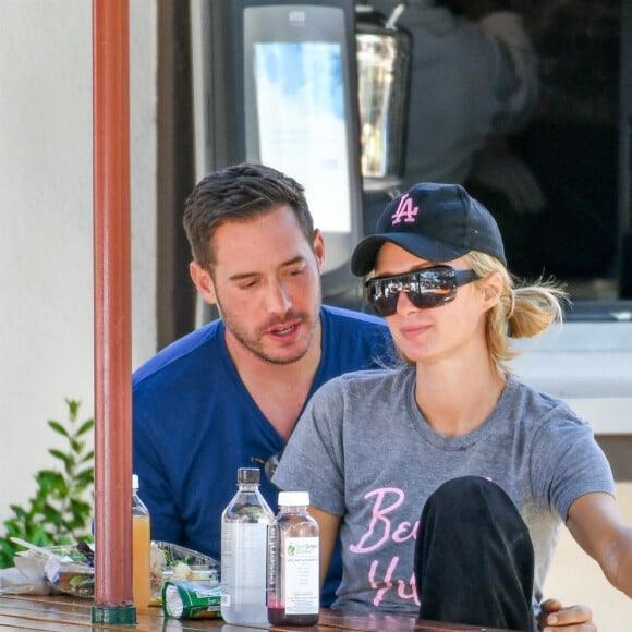 Exclusif - Tendrement enlacés, Paris Hilton et son compagnon Carter Reum s'embrassent pendant leur déjeuner romantique à Malibu, le 7 juin 2020.