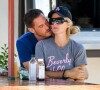 Exclusif - Tendrement enlacés, Paris Hilton et son compagnon Carter Reum s'embrassent pendant leur déjeuner romantique à Malibu, le 7 juin 2020.