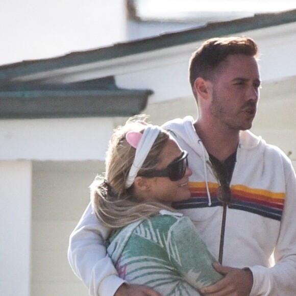 Exclusif - Promenade romantique pour Paris Hilton et son compagnon Carter Reum en vélo électrique sur la plage de Malibu, le 23 mai 2020. Paris Hilton et Carter Reum, tendrement enlacés, ont ensuite enfourché leurs vélos roses, customisés au nom de la célèbre héritière, pour se balader au bord de la mer.