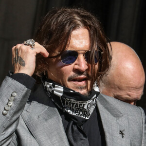 Johnny Depp la sortie de la cour royal de justice à Londres, pour le procès en diffamation contre le magazine The Sun Newspaper, le 28 juillet 2020 Il porte un masque obligatoire face à l'épidémie de Coronavirus (COVID-19).