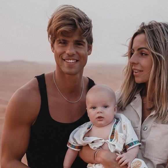 Hillary (Les Ch'tis) avec son fils Milo (né le 1er juillet 2020) et son fiancé Giovanni Bonamy - Instagram