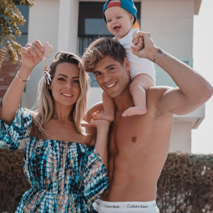 Hillary (Les Ch'tis) avec son fils Milo (né le 1er juillet 2020) et son fiancé Giovanni Bonamy - Instagram
