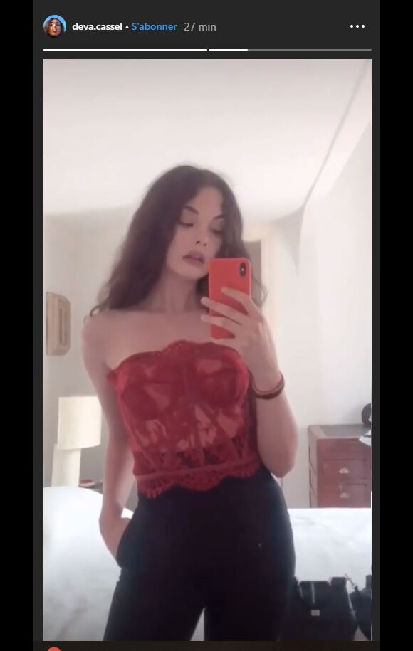 Deva cassel pose en dentelle rouge sur son compte Instagram le 16 juin 2019.
