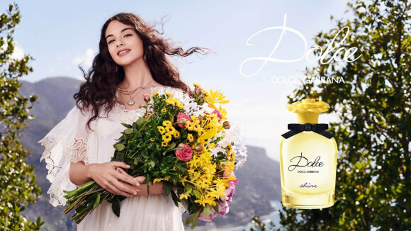 Deva Cassel dans la campagne Dolce & Gabbana pour le parfum "Shine", avril 2020.