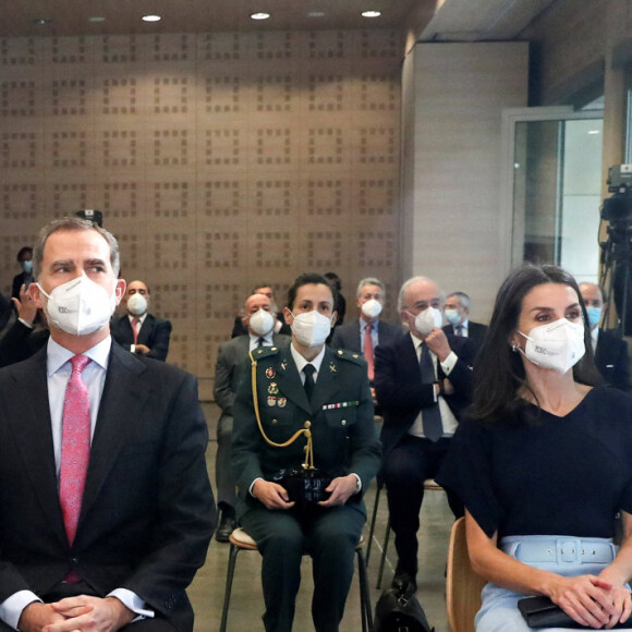 Le roi Felipe VI et la reine Letizia d'Espagne lors de la présentation des bourses d'études de la Coopération espagnole au Palacio de Viana à Madrid. Le 17 février 2021