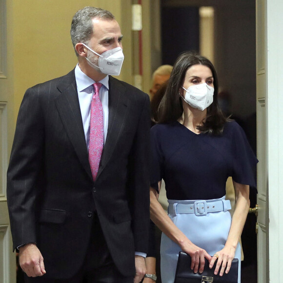 Le roi Felipe VI et la reine Letizia d'Espagne lors de la présentation des bourses d'études de la Coopération espagnole au Palacio de Viana à Madrid.