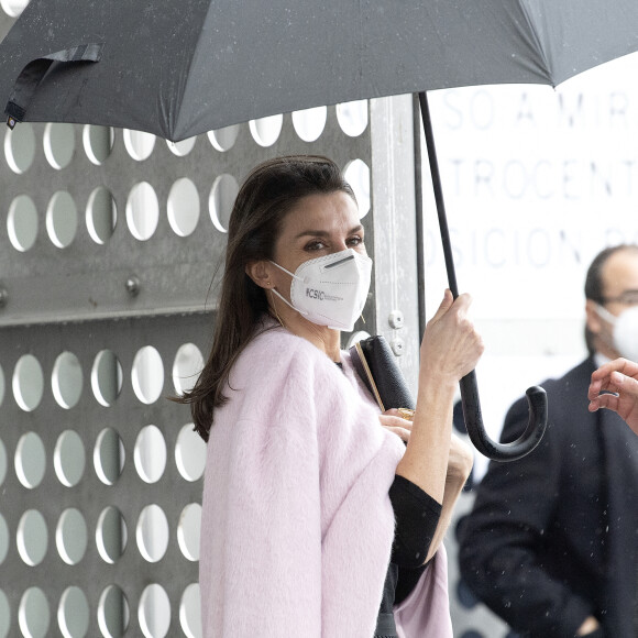 Le roi Felipe VI et la reine Letizia d'Espagne assistent à la cérémonie "APM Journalism Awards" 2019 et 2020 à la mairie de Madrid, le 9 février 2021.