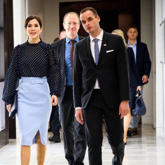 La princesse Mary de Danemark (en jupe Hugo Boss) a donné une conférence de presse au CERA à Houston, à l'occasion de son voyage de trois jours au Texas, sur l'innovation énergétique danoise, accompagnée d'une délégation culturelle. Le 13 mars 2019