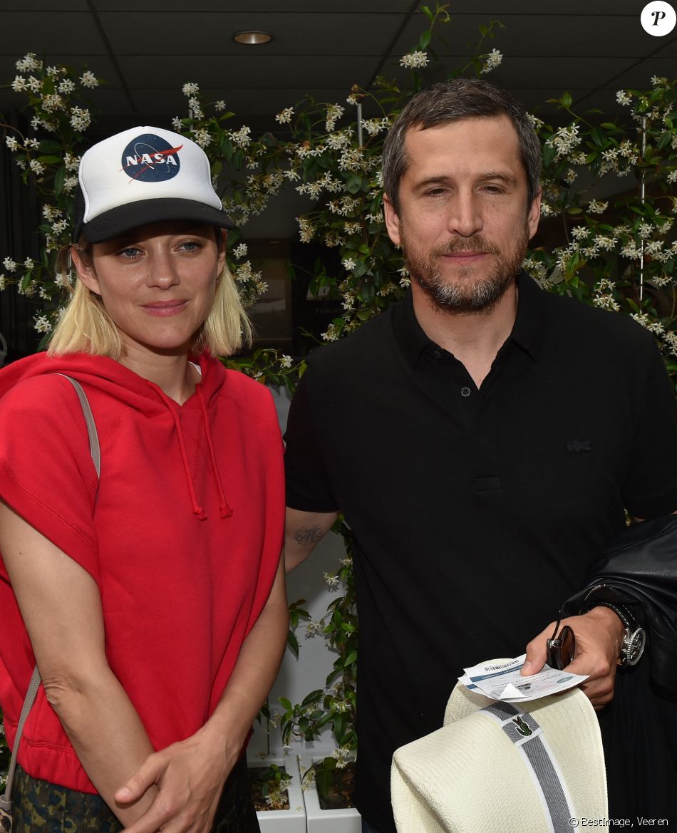 Guillaume et sa compagne Marion Cotillard au village lors des