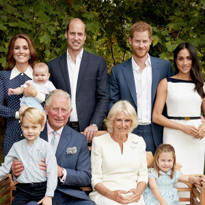 Photo de famille pour les 70 ans du prince Charles, prince de Galles, dans le jardin de Clarence House à Londres, Royaume Uni, le 14 novembre 2018. Le prince de Galles pose en famille avec son épouse Camilla Parker Bowles, duchesse de Cornouailles, et ses fils le prince William, duc de Cambridge, et le prince Harry, duc de Sussex, avec leurs épouses, Catherine (Kate) Middleton, duchesse de Cambridge et Meghan Markle, duchesse de Sussex, et les trois petits-enfants le prince George, la princesse Charlotte et le jeune prince Louis.