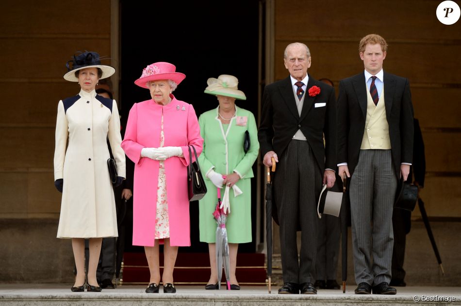 La princesse Anne d'Angleterre, la reine Elizabeth II, Le prince Philip, duc d'Edimbourg et le prince Harry - Garden Party au palais de Buckingham à Londres.