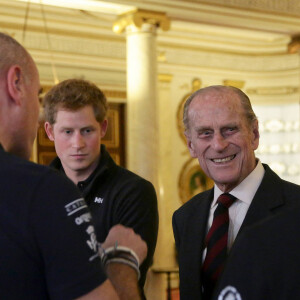 Le prince Philip, duc d'Edimbourg, avec le prince Harry, et les trois equipes du Royaume-Uni, des Etats-Unis et du Commonwealth, qui participeront au Walking With The Wounded South Pole Allied Challenge, au palais de Buckingham a Londres. Le 13 novembre 2013