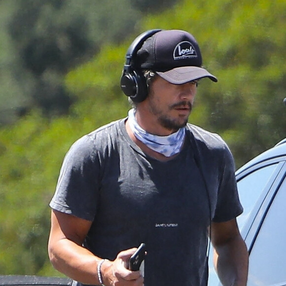 Exclusif - James Franco et sa compagne Isabel Pakzad se baladent avec des amis à Los Angeles pendant l'épidémie de coronavirus (Covid-19), le 12 août 2020