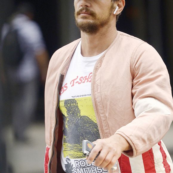 Exclusif - James Franco est aperçu à New York, le 7 octobre 2019. Il est poursuivi en justice par d'anciens élèves pour avoir prétendument fait preuve d'un "comportement inapproprié" alors qu'il supervisait une école d'art dramatique. L'acteur porte un t-shirt vintage, une veste rose, rouge et blanche et une casquette portant le slogan "New Age Generation of Love".