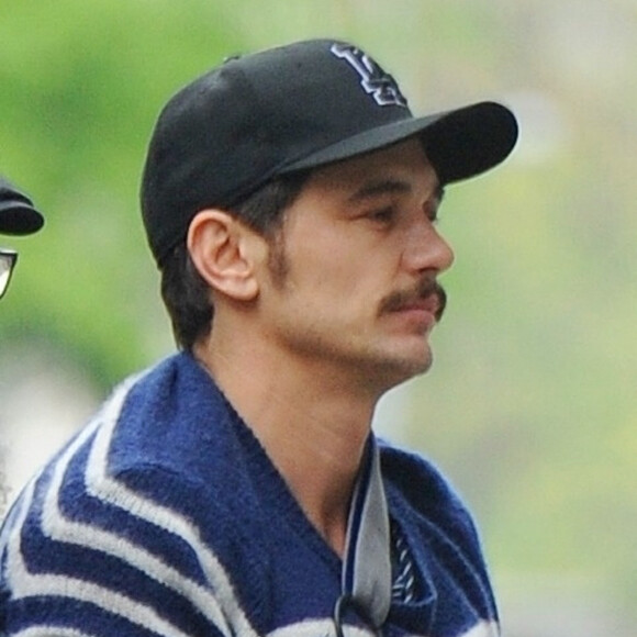 Exclusif - James Franco cache son bras en écharpe sous un blouson en arrivant chez lui avec sa compagne Isabel Pakzad. New York, le 30 avril 2019.