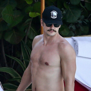 Exclusif - James Franco et sa compagne Isabel Pakzad profitent de jolies vacances romantiques sous le soleil de Miami. Le couple se relaxe au bord d'une piscine. Ils s'embrassent, roucoulent, se câlinent, déjeunent en amoureux, l'amour est au rendez-vous! Le 10 mars 2019