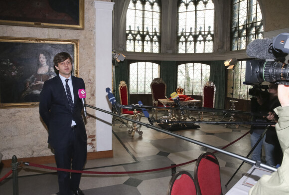 Le prince Ernst August de Hanovre (Ernst August Junior), fils aîné du prince Ernst August de Hanovre (Ernst August Junior), dévoile la couronne des rois de Hanovre au château de Marienburg. Le 11 avril 2014