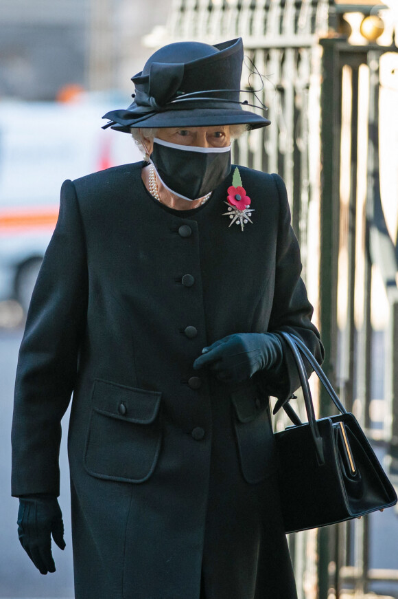 La reine Elisabeth II d'Angleterre rend hommage au soldat inconnu à l'abbaye de Westminster à Londres le 7 novembre 2020.