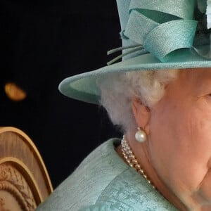 La reine Elisabeth II d'Angleterre assiste à une cérémonie militaire célébrant son anniversaire au château de Windsor dans le Bershire, le 13 juin 2020.