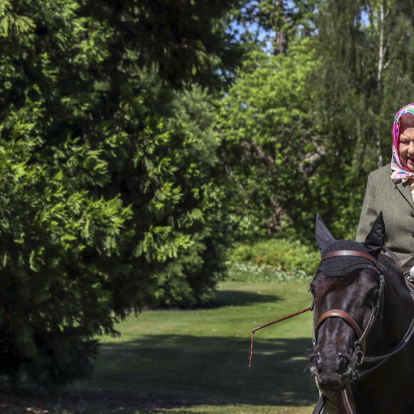 La reine Elisabeth II fait une balade à cheval dans le parc du château de Windsor le 31 mai 2020.