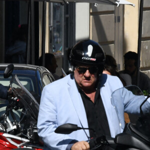 Exclusif - Gérard Depardieu déjeune avec une amie dans un restaurant japonais de Saint-Germain-des-Prés à Paris le 18 septembre 2020. Il est reparti sur son scooter. En 2014, Gérard Depardieu a réussi à échapper à la suspension de six mois de son permis de conduire français en l'échangeant contre un permis de conduire belge que les autorités françaises n'ont pas le droit de lui retirer.