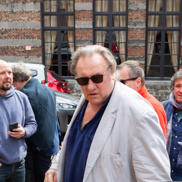 Exclusif - Gérard Depardieu arrive au théâtre Royal lors de sa tournée "Depardieu chante Barbara" à Mons en Belgique le 6 avril 2019.  Exclusive - For Germany call for price - Gérard Depardieu arrives at the Royal Theater during his tour "Depardieu sings Barbara" in Mons, Belgium on April 6, 2019. 