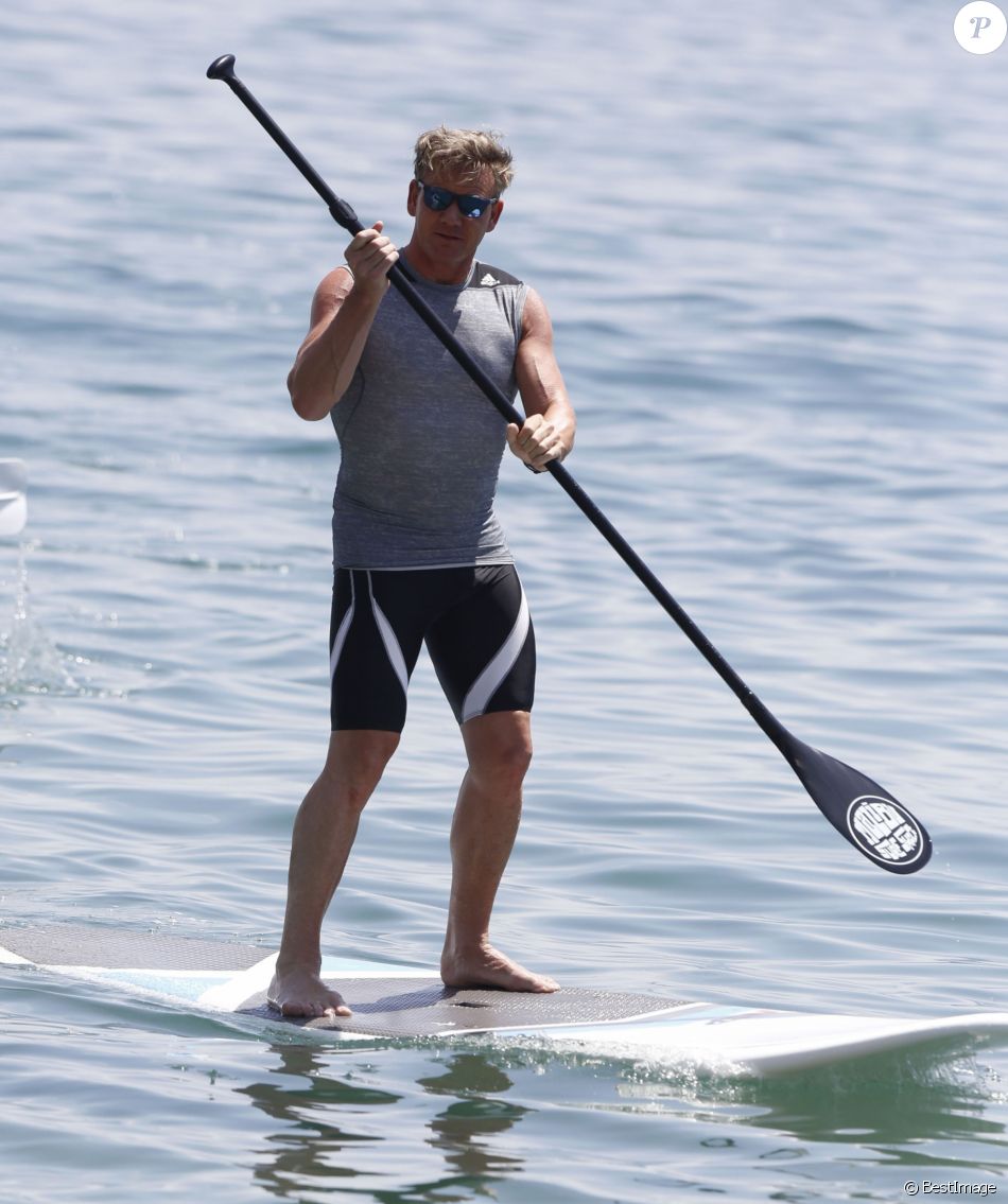 Exclusif - Gordon Ramsay et sa femme Tana font du paddle avec leurs filles Megan, Matilda et Holly à Malibu, le 23 août 2015.