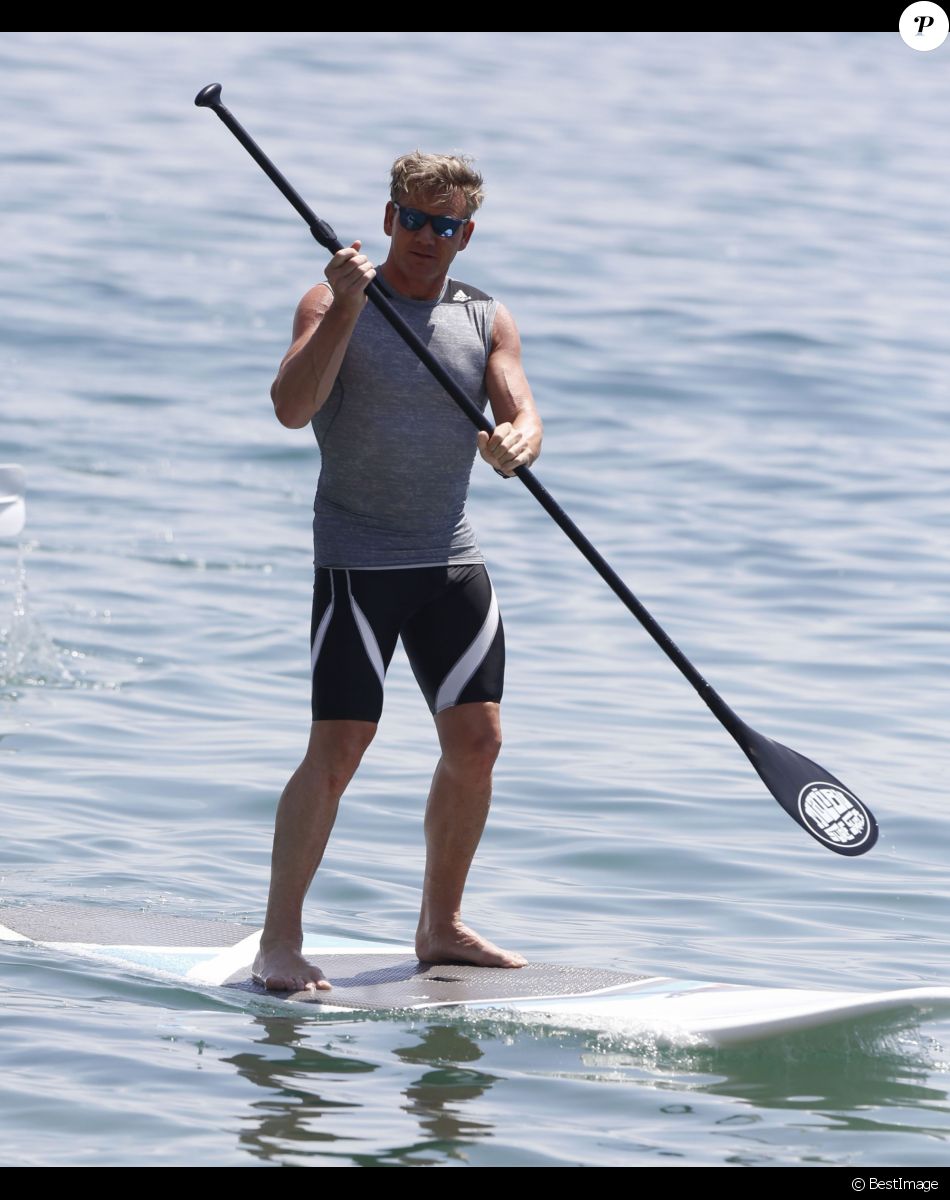 Exclusif - Gordon Ramsay et sa femme Tana font du paddle avec leurs filles Megan, Matilda et Holly à Malibu, le 23 août 2015.