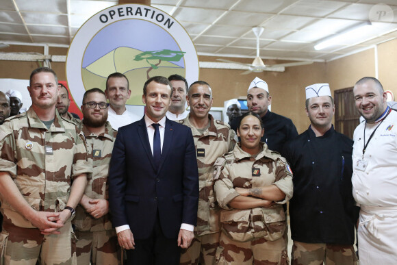 Emmanuel Macron, président de la République Française, dîne avec les soldats français de l'opération Barkhane sur la base militaire de Niamey. le 22 décembre 2017. © Stéphane Lemouton/Bestimage 
