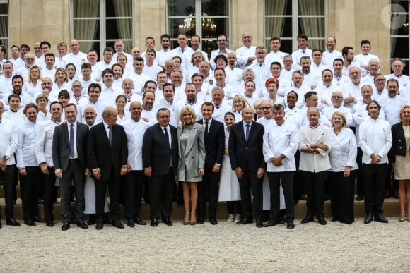 Le président de la République Emmanuel Macron et sa femme Brigitte Macron (Trogneux) reçoivent 180 chefs étoilés à déjeuner au palais de l'Elysée à Paris, le 27 septembre 2017, pour promouvoir la cuisine française. © Hamilton/Pool/Bestimage 