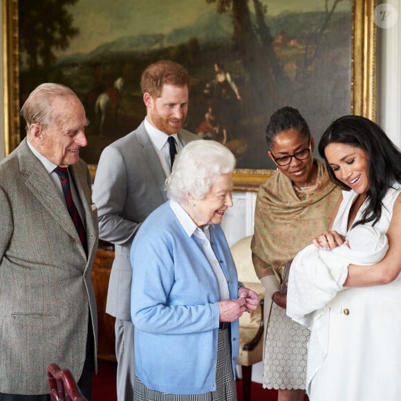 Le prince Philip, duc d'Edimbourg, la reine Elizabeth II d'Angleterre, la mère de Meghan Doria Ragland, le prince Harry, duc de Sussex, Meghan Markle, duchesse de Sussex, et leur fils Archie Harrison Mountbatten-Windsor, quelques jours après sa naissance à Londres.