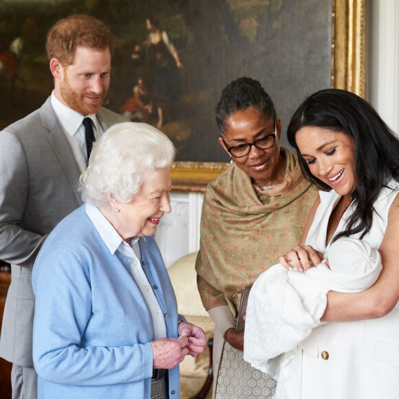Le prince Philip, duc d'Edimbourg, la reine Elizabeth II d'Angleterre, la mère de Meghan Doria Ragland, le prince Harry, duc de Sussex, Meghan Markle, duchesse de Sussex, et leur fils Archie Harrison Mountbatten-Windsor, quelques jours après sa naissance à Londres.