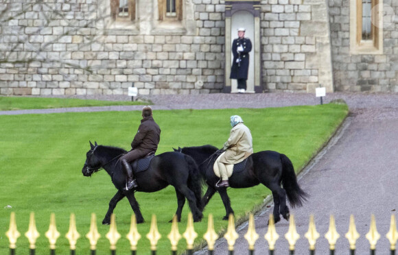 La reine Elizabeth II d'Angleterre se promène à dos de poney dans le parc de Windsor. Le 14 décembre 2020.