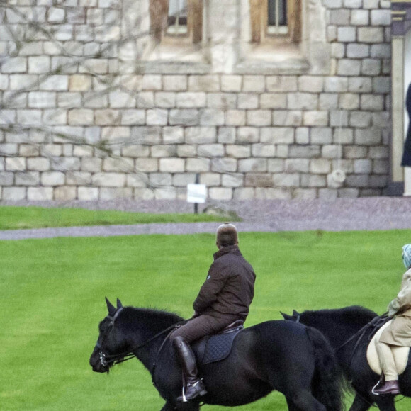 La reine Elizabeth II d'Angleterre se promène à dos de poney dans le parc de Windsor. Le 14 décembre 2020.